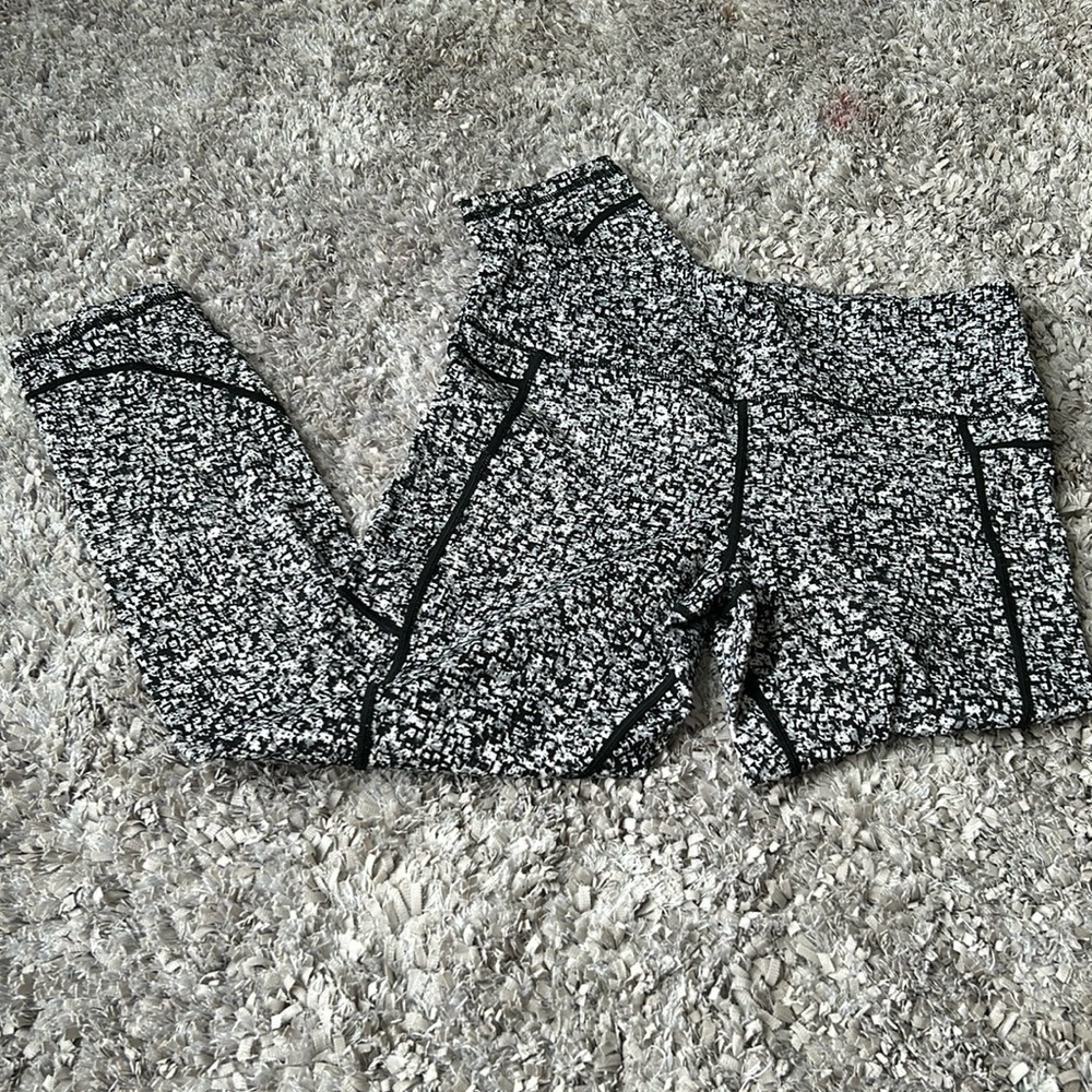 ‼️CLEARANCE‼️ Zyia Black Mosaic Pocket Soft n Snug Mid-Rise 7/8 24" (8-10) EUC